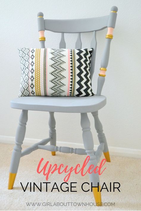 Need some ideas for upcyling wooden chairs? Psst, over here - check out my step by step DIY! Transform your chair with chalk paint to make it unique and beautiful. Its a super fun project, so lets give your flea market finds a makeover shall we? Painted Chairs Diy, Chalk Paint Chairs, Chair Diy, Painted Chair, Vintage Chair, Hemma Diy, Wooden Chairs, Diy Casa, Chair Makeover