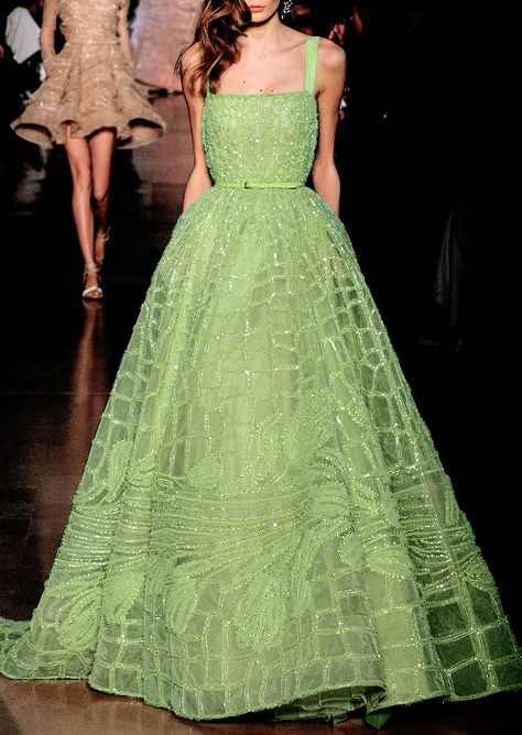 Colorful Ball Gowns, Green Haute Couture Gowns, Green Haute Couture, Haute Couture Dress, Models Outfits, Fierce Fashion, Haute Couture Gowns, Elie Saab Spring, Peridot Crystal