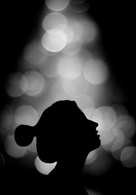 silhouette against bokeh Dramatic Images, Bokeh Christmas, Christmas Bokeh, Dramatic Photography, Blurry Lights, Modeling Pictures, Fan Video, Beautiful Profile, Shadow Silhouette