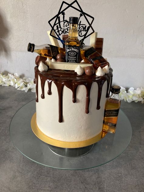 Tort Jack Daniels, Liquor Cake Design, Black Label Cake, Jack Daniels Cake, Jack Daniels Black, Liquor Cake, Modern Birthday Cakes, Alcohol Cake, Wine Cake