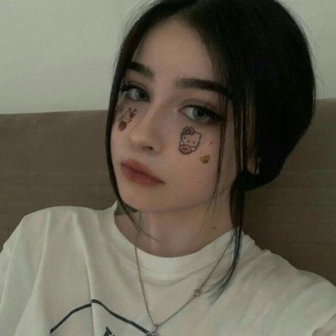 Western Girl, Grunge Girl, Aesthetic Guys, 90s Grunge, Discord Server, Cute Selfie Ideas, Dark Souls, Grunge Aesthetic, Girl Icons