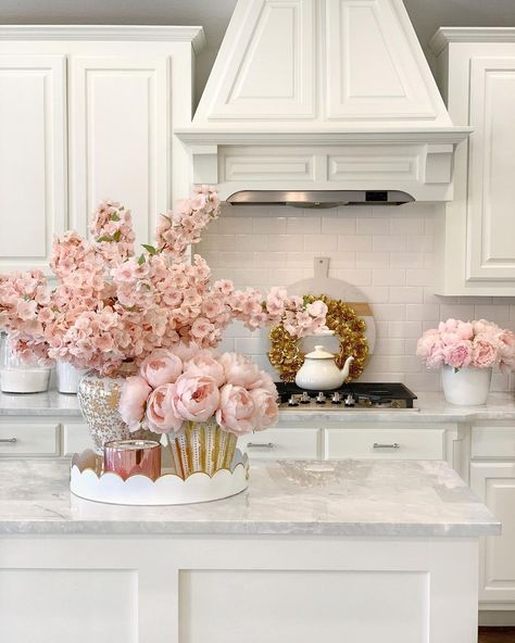 Glam Decor, Pink Kitchen, Beautiful Kitchens, Home Decor Tips, Dream Home Design, Decoration Design, Kitchen Counter, Home Decor Kitchen, Dream Kitchen