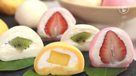 With whipped cream and strawberry, mango, kiwi inside, Mochi is a popular traditional Japanese sweet. Indulge yourself with ... Beef Buns, Fruit Wraps, Mochi Recipe, Japanese Dessert, Japanese Sweets, Japan Food, Beef Stew, Tempura, Yummy Food Dessert