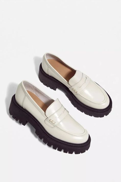 How to Wear Loafers for Women (+ Outfit Ideas!) - College Fashion White Loafers Outfit, Mocassin Outfit, Loafers Outfit Women, Chunky Loafers Outfit, Loafers For Women Outfit, Silver Metallic Shoes, Casual White Sneakers, How To Wear Loafers, Classic Loafers