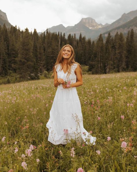 Photos In Flower Fields, Wild Flower Field Photoshoot, Wild Flower Photoshoot, Wildflower Photoshoot, Running In A Field, Flower Shoot, Field Of Wildflowers, Field Wedding, Utah Wedding Photography