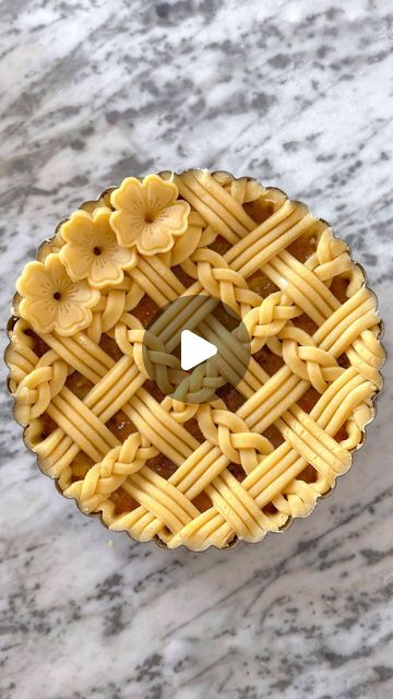 Pie Crust Hacks, Braided Pie Crust, Pie Crust Art, Beautiful Pie Crusts, Pie Crust Designs, Bigger Bolder Baking, Pie Crust Recipes, Crust Recipe, Pie Crust