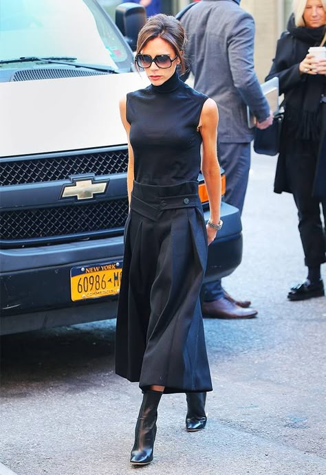 Viktoria Beckham, How To Style Culottes, Victoria Beckham Outfits, Victoria Beckham Style, Beckham Style, Victoria Fashion, Victoria B, Dress Better, Mode Casual