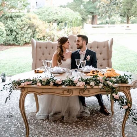 Loveseat Sweetheart Table, Sweetheart Couch Wedding, Sweetheart Table Couch, Wedding Loveseat, Vintage Sweetheart Table, Outdoor Country Wedding, Head Table Wedding, Sweetheart Table Wedding, Photo Zone