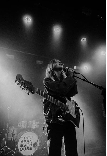 #japanesehouse #cute #aesthetic #blackandwhite #band #singer Amber Bain, Rockstar Pics, La Aesthetic, Famous Guitarists, Live Music Photography, Led Band, Female Guitarist, Concert Photography, Music Aesthetic