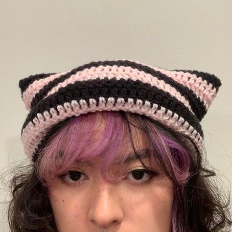 Car Beanie Crochet, Beanie Aesthetic Outfits, Crochet Beanie Aesthetic, Pink Cat Beanie, Beanie Aesthetic, Crochet Vibes, Crochet Cat Ear Beanie, Cat Hats, Cat Ear Beanie