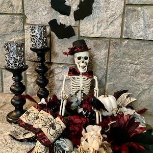 Skeleton Centerpieces, Black Wedding Table Decor, Gothic Wedding Decor, Wedding Decor Black, Skull Centerpiece, Black Wedding Table, Table Decor Halloween, Spooky Wedding, Halloween Table Centerpieces