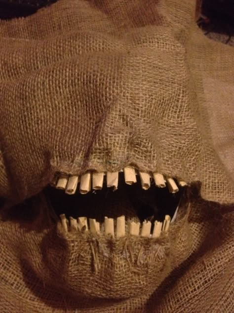 Diy Scary Mask, Diy Scarecrow Costume, Diy Halloween Masks, Strašidelný Halloween, Scarecrow Mask, Scary Scarecrow, Diy Scarecrow, Dekorasi Halloween, Scarecrow Costume