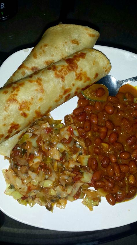 Chapati with cabbage and red beans stew Chapati And Beans, Chapati Snap, Mombasa Food, Nigeria Celebrities, Congolese Food, Kenya Food, Beans Stew, Yellow Beans, Cooking Soul Food