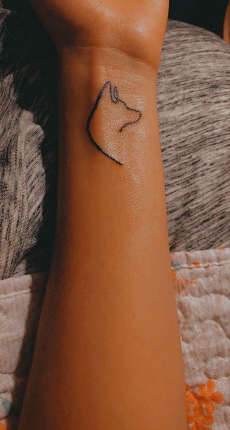 Tattoo Ideas German Shepherd, German Shepherd Small Tattoo, Gsd Tattoo Simple, German Shepherd Tattoo For Women, Samoyed Tattoo Minimalist, Dog Tattoo Ideas German Shepherd, Husky Tatoos, Simple German Shepherd Tattoo, Small Husky Tattoo