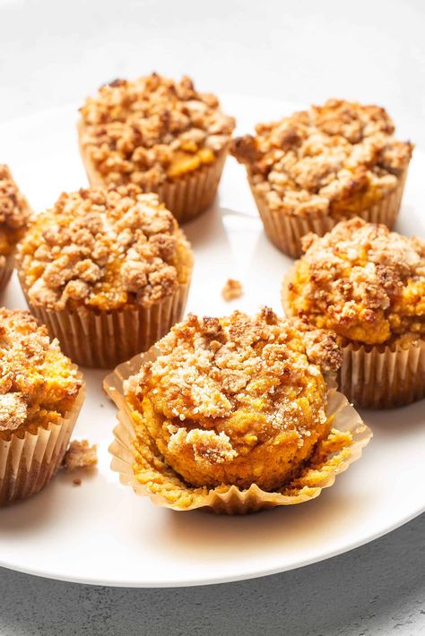 Keto Crumble, Muffins With Crumble Topping, Pumpkin Pie Muffins, Low Carb Pumpkin Muffins, Pie Inspiration, Canned Pumpkin Recipes, Traditional Pumpkin Pie, Pumpkin Pie Oatmeal, Pie Muffins