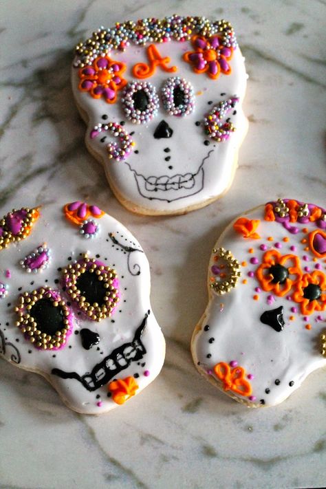 Sugar skulls decorated cookies@ www.milgrageas.blogspot.com Decorated Cookies Ideas, Ballerina Cookies, Anniversary Cookies, Recipes Fruit, Cut Out Cookie Recipe, Halloween Cookies Decorated, Black And White Cookies, Cookie Craft, Decorated Cookies Tutorial