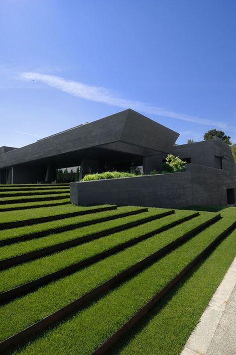 ♂ Urban sustainable architecture Green living Contemporary concrete House with simple matching #landscaping Concrete Home, Green Architecture, Have Inspiration, Concrete House, Design Exterior, Sustainable Architecture, Modern Landscaping, Modern Garden, Contemporary Architecture