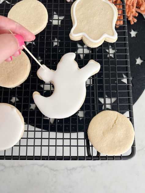 Ghost Sugar Cookies with Royal Icing for Halloween - traditionallycozy.com Ghost Sugar Cookies Decorated, Ghost Cookies Decorated, Ghost Sugar Cookies, Sugar Cookies With Royal Icing, Cookies With Royal Icing, Ghost Cookies, Sugar Cookie Recipe, Cookies Decorated, Sugar Cookies Recipe