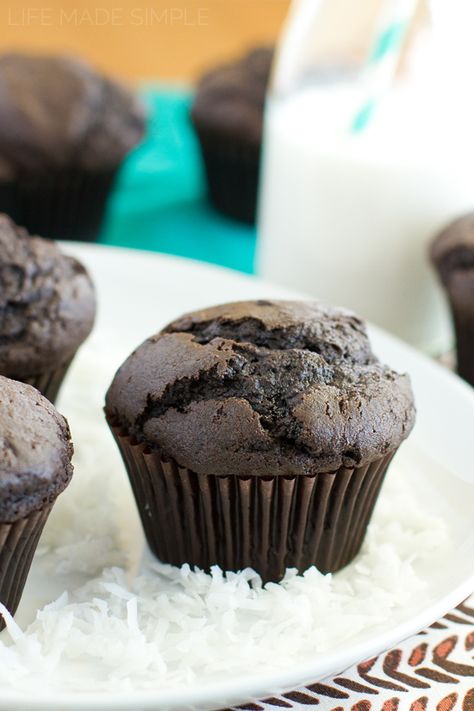 Chocolate Coconut Muffins Chocolate Coconut Muffins, Life Made Simple, Best Homemade Bread Recipe, Coconut Muffins, Muffin Tin Recipes, Biscuits Easy, A Piece Of Cake, Coconut Yogurt, Chocolate Muffins