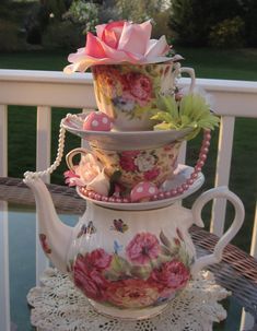 Cute centerpieces for Alice in Wonderland party Tea Cup Centerpieces, Vintage Tea Parties, Teacup Crafts, Decoration Shabby, Mad Hatter Party, Tafel Decor, Tea Party Decorations, Alice In Wonderland Tea Party, Bridal Tea