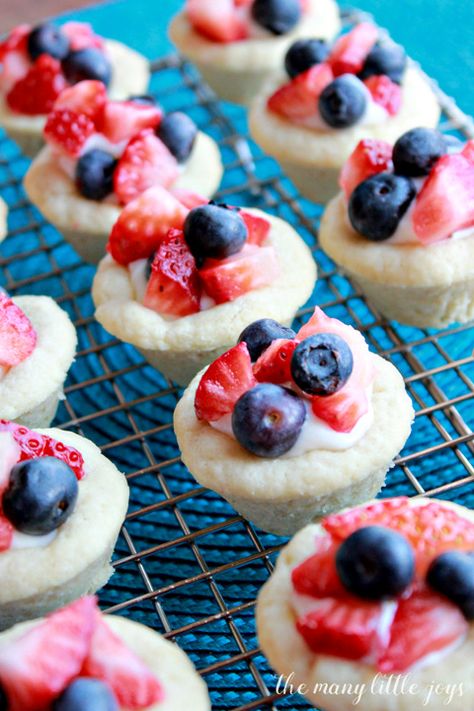 Mini Fruit Pizza Tarts - The Many Little Joys Mini Fruit Pizza, Fruit Pizza Cups, Sugar Cookie Dough Recipe, Mini Fruit Pizzas, Easy Fruit Pizza, Mini Fruit Tarts, Strawberry Sugar Cookies, Mini Cupcake Pan, Fruit Pizza Sugar Cookie