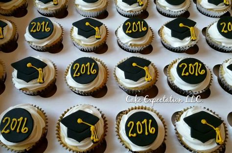 Graduation Themed Cupcakes Graduation Cupcakes 2023, Grad Cupcakes, Grad Dinner, Graduation Cupcakes, University Graduation, Graduation Cake, Themed Cupcakes, Graduation Cakes, Graduation Ideas