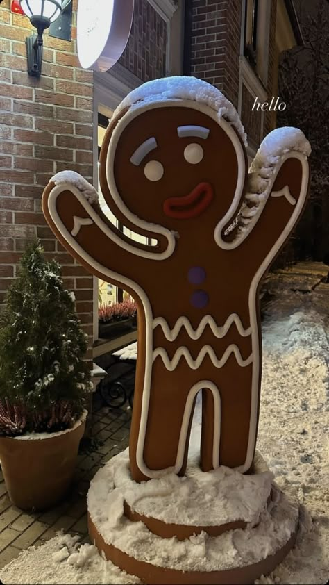 Lifesize Gingerbread Man, Diy Giant Gingerbread Man, Gingerbread Outdoor Christmas Decor, Lifesize Gingerbread House, Christmas Ideas Outdoor, Diy Gingerbread Decorations, Outdoor Gingerbread House, Giant Christmas Decorations, Big Christmas Decorations