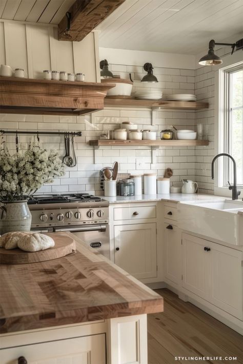 White And Brown Farmhouse Kitchen, Montana Barndominium, Country Rustic Kitchen Ideas, Magnolia Kitchen Ideas, Country Kitchen White, Modern Rustic Farmhouse Kitchen, Old Farmhouse Interior, Farmhouse Kitchen Design Ideas, Modern Farmhouse Kitchen Ideas