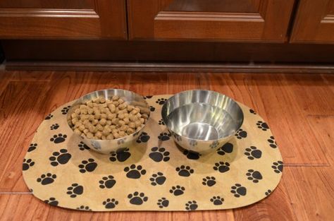 Tutorial: Pet Food Place Mat Diy Pet Food, Clocks Diy Crafts, Dog Craft, Diy Placemats, Diy Dog Food, Dog Food Mat, Food Supplies, Pet Food Mat, Pet Projects