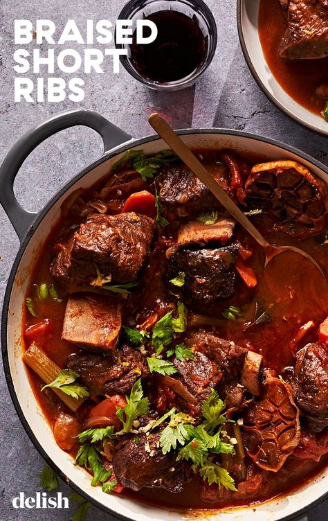 These Garlicky Braised Short Ribs Are Insanely TenderDelish Christmas Eve Dinner, Braised Short Ribs, Beef Wellington, Fall Dinner, Chicken Pot, Short Ribs, Roasted Potatoes, Dutch Oven, Beef Recipes