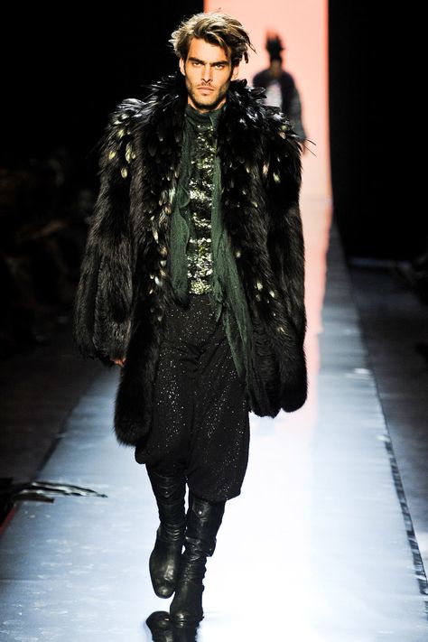 Jean Paul Gaultier Fall 2011 Couture | Paris Haute Couture Aly Art, Natural Kibbe, Jean Paul Gaultier Haute Couture, Fur Coat Fashion, Jon Kortajarena, Winter Fur Coats, Winter Outfits For Work, Soft Natural, Paul Gaultier