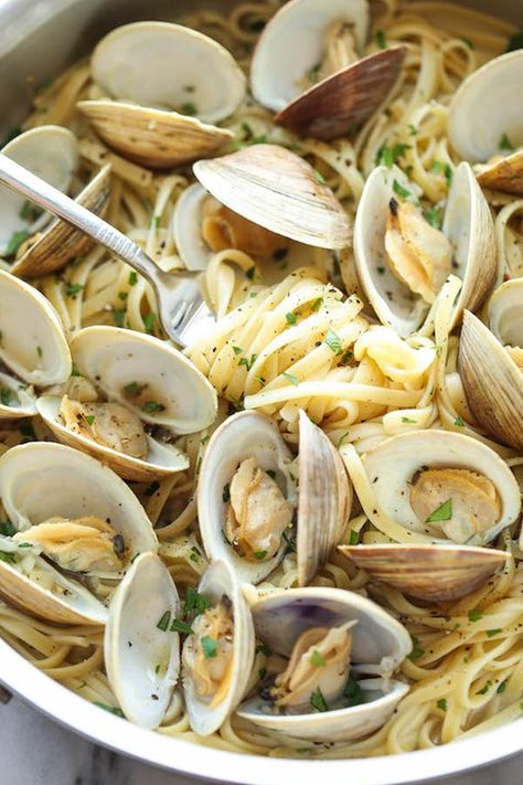 Pasta With Clams, Linguine With Clams, Linguine And Clams, Summer Seafood Recipes, Clam Sauce, Easy Seafood, Clam Recipes, Seafood Market, Easy Seafood Recipes