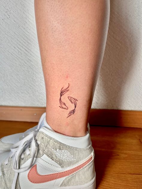 Tatuaje línea fina, tattoo fineline, tatuaje femenino, ideas tatuaje peces línea fina animales tatuaje, fish tattoo fishes, petite tattoo Wolf Alice Tattoo, Ying Yang Koi Fish Tattoo, Eva Tattoo, Coy Fish Tattoos, Tattoos Inspos, 2024 Tattoo, Maching Tattoos, Tattoo Fine Line, Inspo Tattoo