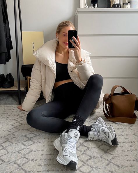 Axel arigato marathon runner trainer outfit Axel Arigato Women Outfit, Charlotte Buttrick, Chic Jean Outfits, Trainers Outfit, Business Casual Outfits For Women, Gym Outfits, Axel Arigato, Casual Work Outfits, Coat Outfits