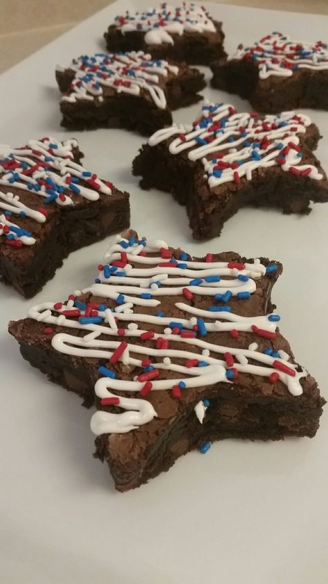 Sara's  Star Spangle Brownies! Bake a large tray of brownies, use a star cookie cutter for the pattern, add frosting & colored chocolate sprinkles. Perfect for 4th of July! Colored Chocolate, Birthday Brownies, Star Cookies, Chocolate Sprinkles, Large Tray, Star Spangled, Memorial Day, Nom Nom, Brownies