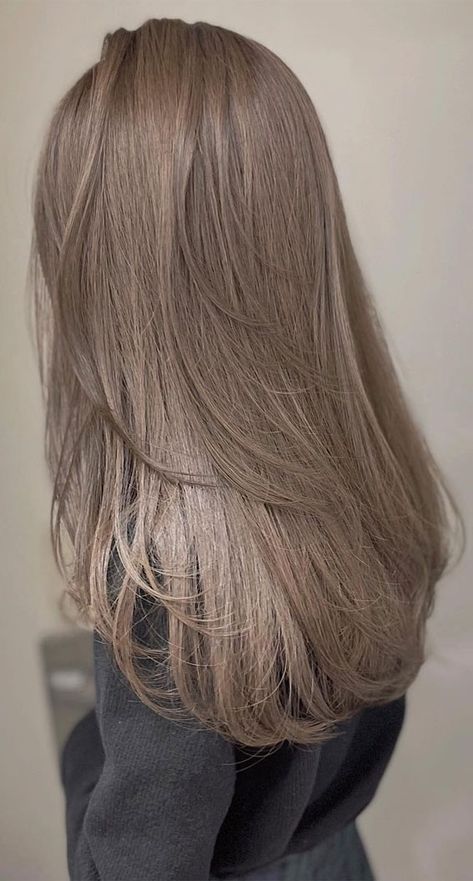 hazel beige hair color, medium ash brown, ash brown hair, layered hair cut, best hair color ideas 2022 Popelavá Blond, Beige Hair Color, Cool Brown Hair, Light Ash Brown Hair, New Hair Color Trends, Ash Brown Hair Color, Ash Blonde Hair Colour, Beige Hair, Korean Hair Color