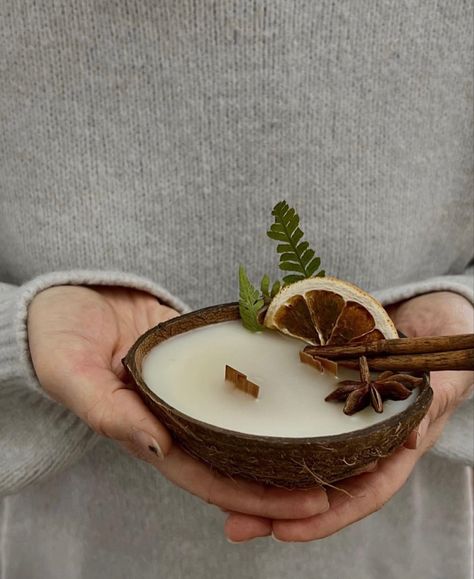 Coconut Shell Candle, Unusual Candles, Dried Flower Candles, Candle Making Recipes, Handmade Candles Diy, Homemade Scented Candles, Candle Making Wax, Candles Diy, Teacup Candles