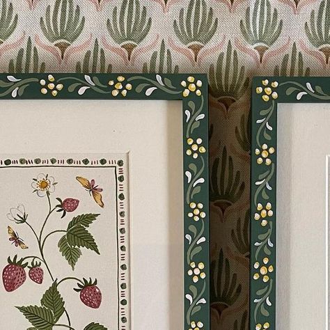 Paint Flowers On Furniture, Hand Painted Border Designs, Painted Wooden Frame, Folk Art Frame, Decorative Frames Ideas, Painting Picture Frames Diy Ideas, Diy Painted Frame, Hand Painted Frames Ideas, Painted Picture Frames Ideas