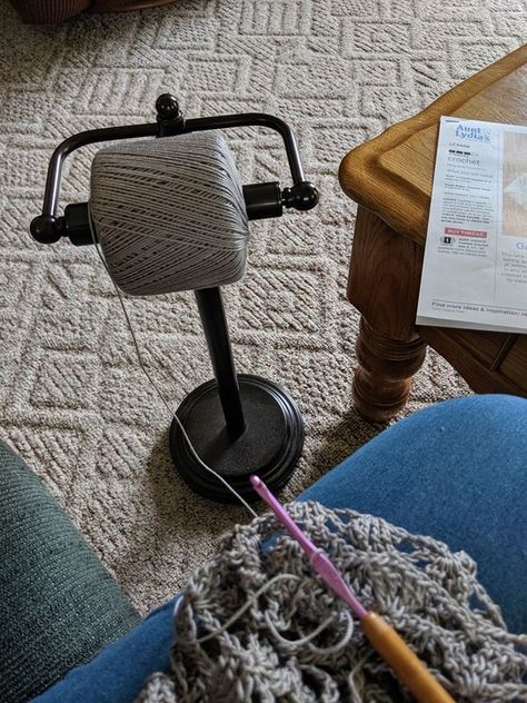 Diy Yarn Holder, Toilet Paper Stand, Yarn Holder, Paper Stand, Diy Holder, Yarn Diy, Yarn Bowl, Wool Crafts, Diy Crochet Projects