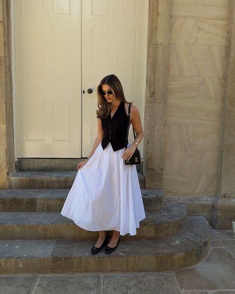 White Maxi Skirt Outfit Ideas, Black Sleeveless Top Outfit, White Maxi Skirt Outfit, Sleeveless Top Outfit, Skirt Ootd, White Long Skirt, White Maxi Skirts, Maxi Skirt Outfits, Black Maxi Skirt