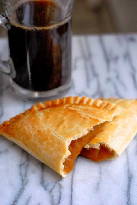 Pumpkin Empanadas Recipe, Mexican Empanadas, Empanadas Recipe Dough, Pumpkin Empanadas, Mexican Bakery, Mexican Side, Mexican Pastries, Recipes With Yeast, Empanada Recipe