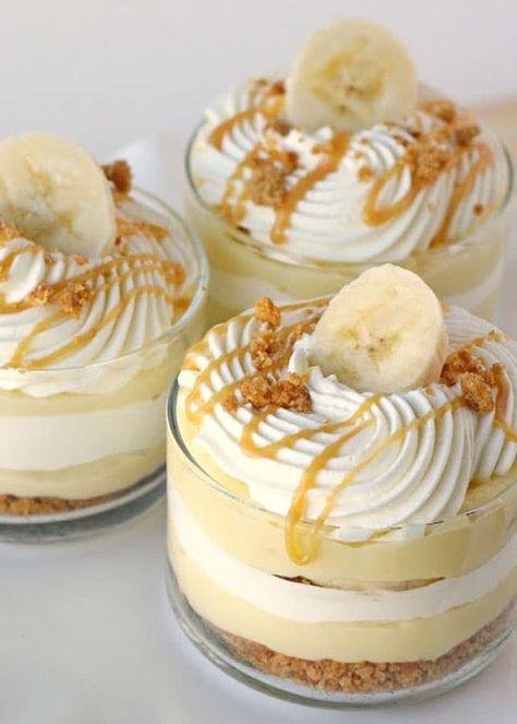 Dessert cups are all the rage! Check out the 15 Best Desserts in Cups for your next party. These party desserts are fantastic for parties! They are easy to serve and they're just enough to satisfy anyone's sweet tooth without going overboard. You can also offer a variety on your dessert table and make a dessert buffet! Natasha Kitchen, Cream Desserts Recipes, Puding Roti, Banana Caramel, Mini Dessert Cups, Resipi Kek, Banana Dessert Recipes, Caramel Cream, Banoffee Pie