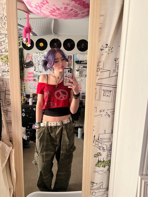 Baggy Camo Pants Outfit, Camo Baggy Pants, Camp Pants Outfit, Camo Pants Outfit, School Fit, Cute Hairstyle, Alt Outfits, Grunge Streetwear, Model Outfits