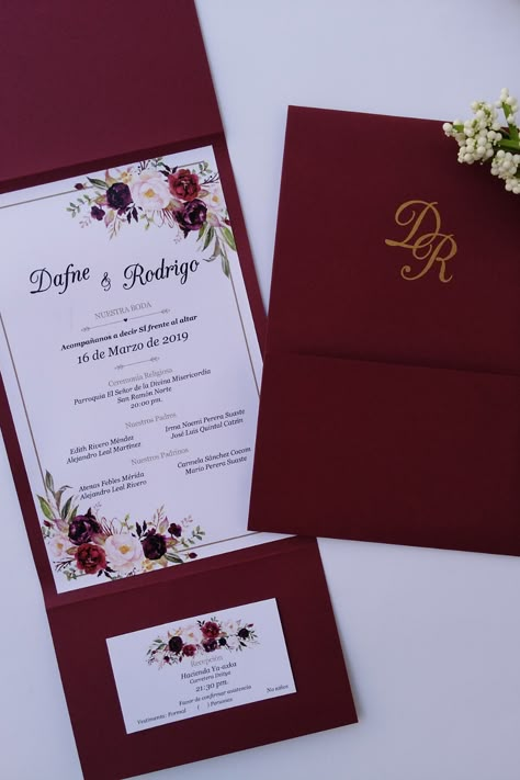 Este año trae consigo nuevas tendencias en diseño, así que encuentren el estilo que más refleje su esencia y personalidad para la convocatoria de su día B   #invitación #mexico #novios #celebración #tendencia #bodascommx Wedding Invitation Cards Designs, Wedding Invite Bundle, Wedding Card Invitation Ideas, Unique Wedding Card Design, Wedding Cards Ideas, Invitation Card Design Wedding, Invitation Cards Design, Wedding Cards Design, Wedding Card Ideas