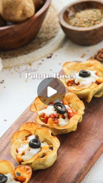 Potato Roses, Pizza Roses, Potatoes Crispy, Potato Appetizers, Potatoes Baked, Fried Potato, Vegetarian Snacks Recipes, Vegetarian Snacks, Crispy Potatoes