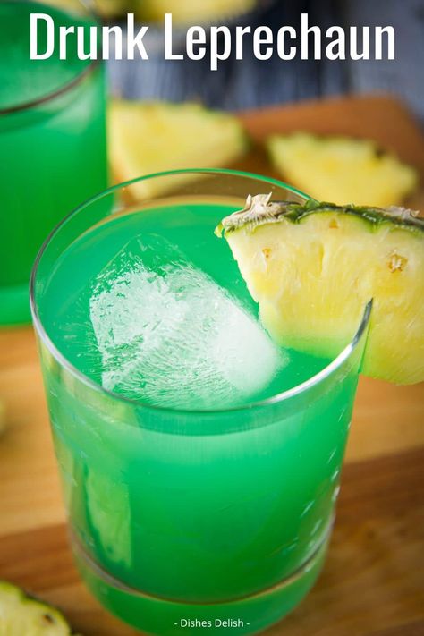 Food With Alcohol, Drunk Leprechaun, Leprechaun Drink, Spooky Halloween Snacks, Leprechaun Cocktail, Drinks For Christmas, St Pattys Party, Irish Cocktails, Mimosa Recipes