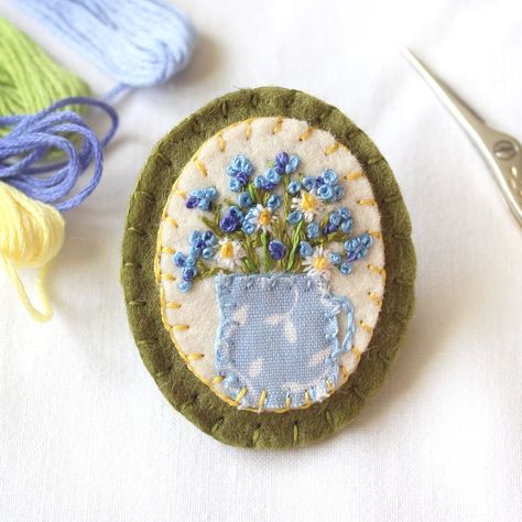 Felt Pins, Gift Embroidery, Flowers Daisy, Fabric Jewellery, Forget Me Not Flower, Felt Pictures, Unique Brooch, Delicate Embroidery, Felt Embroidery