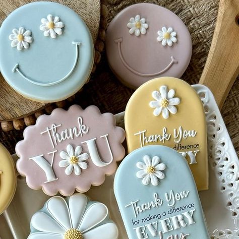 BELLA’S Perfections on Instagram: "More happiness coming your way. Even though this set was designed for a doctor and her fantastic team, I also think it would be great for Teacher Appreciation week. So for all of the teachers out there, remember that you truly do make a difference! ❤️ . . . . .  #thankyoucookies #daisycookies #floralcookies #flowercookies #customcookies #denvillenj #sugarcookiedecorating #teacherappreciationcookies #teacherappreciationday #nursesweek #grateful #thankyoucookies #thankyouteachers" Inspirational Cookies Decorated, Thinking Of You Cookies Decorated, Decorated Royal Icing Cookies, Thank You Cookies For Teachers, Thank You Royal Icing Cookies, Teacher Thank You Cookies, Physical Therapy Cookies, Thank You Sugar Cookies, Teacher Cookies Decorated