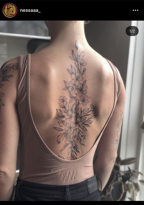 Beautiful Back Tattoos, Feminine Back Tattoos, Floral Back Tattoos, Muster Tattoos, Pieces Tattoo, Inspiration Tattoos, Spine Tattoos For Women, Shoulder Tattoos For Women, Back Tattoo Women