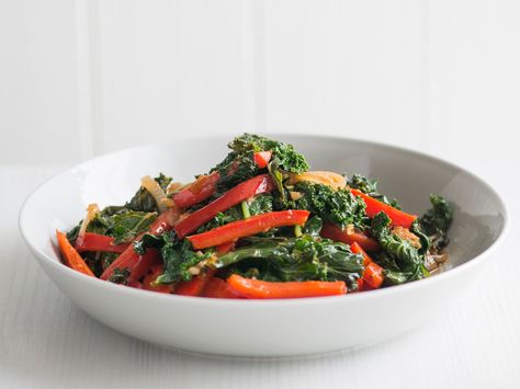 Red Bell Pepper and Kale Stir-Fry | This quick and easy stir-fry is full of healthy vegetables like kale and red peppers. Rajasthani Cuisine, Kale Stir Fry, Sweet Garlic Chicken, Meatless Entrees, Light Dinners, Braised Kale, Lemon Recipe, Christmas Side, Rainbow Chard